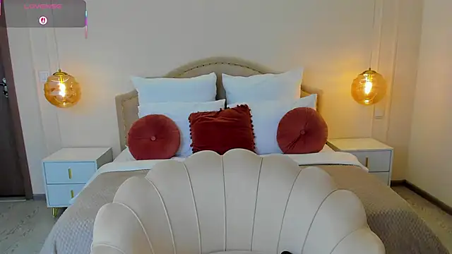 Snapshot of MilaMour chatting on December 3, 2025, 8:19 pm MilaMour online show from December 3, 2025, 8:19 pm