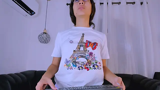 Akira Hime online show from October 10, 2025, 2:34 am