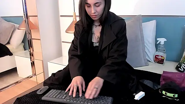 Ashkoreh online show from November 5, 2025, 11:30 pm