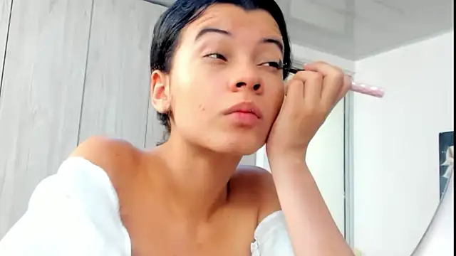 Snapshot of pinky_f00x chatting on May 27, 2026, 7:32 pm pinky f00x online show from May 27, 2026, 7:32 pm