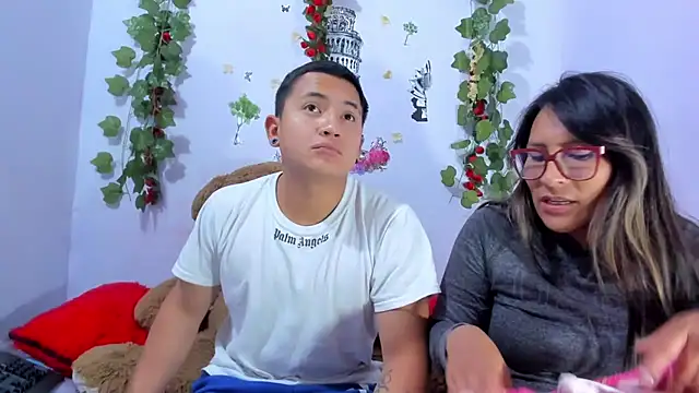 Snapshot of NataliaAndJulliam chatting on February 4, 2026, 4:29 am NataliaAndJulliam online show from February 4, 2026, 4:29 am