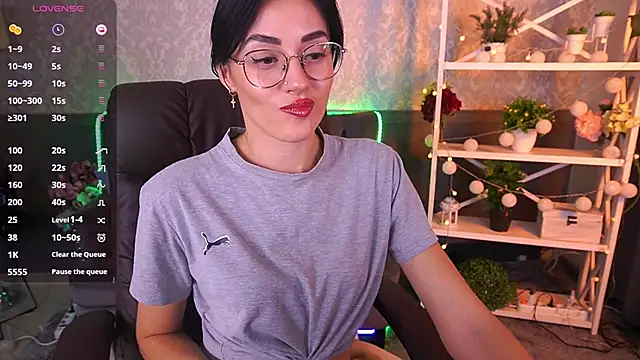 Snapshot of EviLune chatting on October 21, 2025, 6:35 am EviLune online show from October 21, 2025, 6:35 am