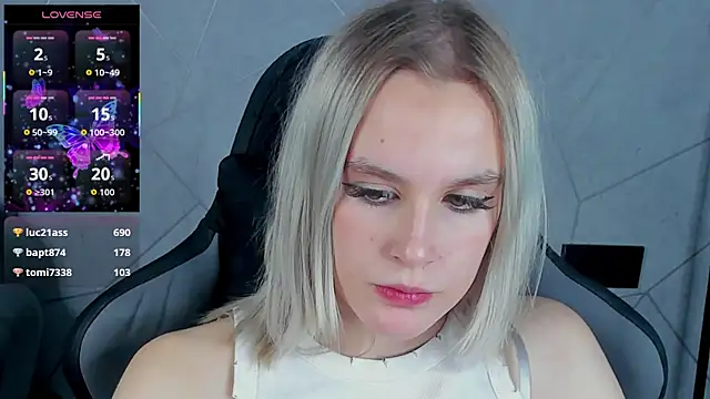 Snapshot of Carolin_Miller chatting on December 3, 2025, 10:09 pm Carolin Miller online show from December 3, 2025, 10:09 pm