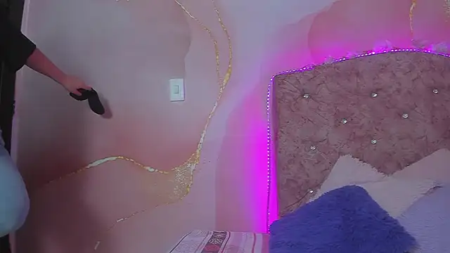 violet taylor  online show from October 19, 2025, 2:03 am