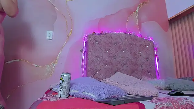 violet taylor  online show from December 19, 2025, 2:26 am