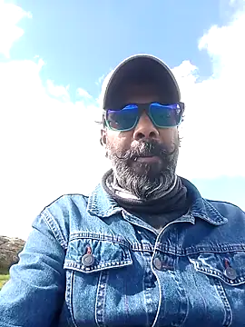 frenchblackc31 online show from May 10, 2026, 3:03 pm