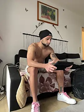 Snapshot of 1Richrichard1 chatting on May 19, 2026, 8:43 am 1Richrichard1 online show from May 19, 2026, 8:43 am