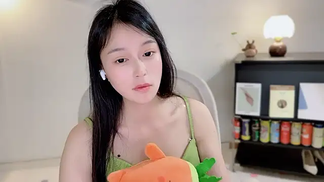 Onechestnut online show from April 4, 2026, 4:46 pm