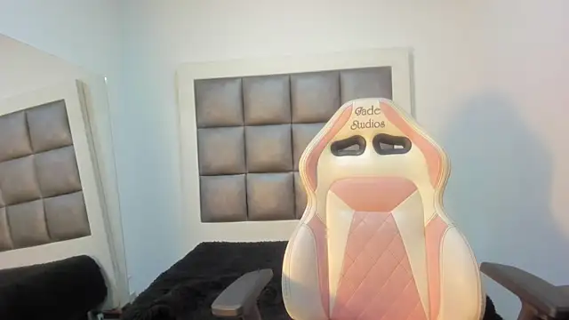 Mia lopez   online show from September 19, 2025, 1:15 pm