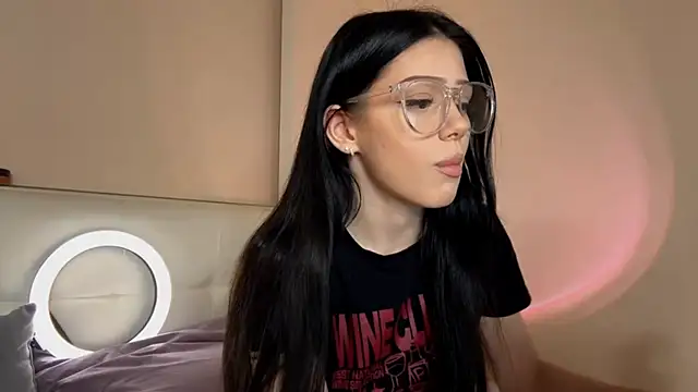 KateHardcastle online show from October 21, 2025, 3:33 pm