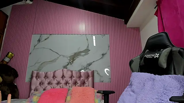 Mindy 19 online show from November 14, 2025, 10:52 am