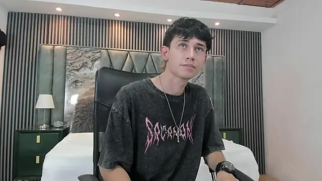 Snapshot of Michael_blue chatting on October 30, 2025, 8:17 pm Michael blue online show from October 30, 2025, 8:17 pm