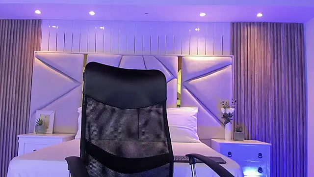 Snapshot of Michael_blue chatting on October 21, 2025, 8:19 pm Michael blue online show from October 21, 2025, 8:19 pm