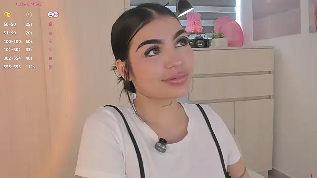 Snapshot of EmmyKenner chatting on October 18, 2025, 12:29 pm EmmyKenner online show from October 18, 2025, 12:29 pm