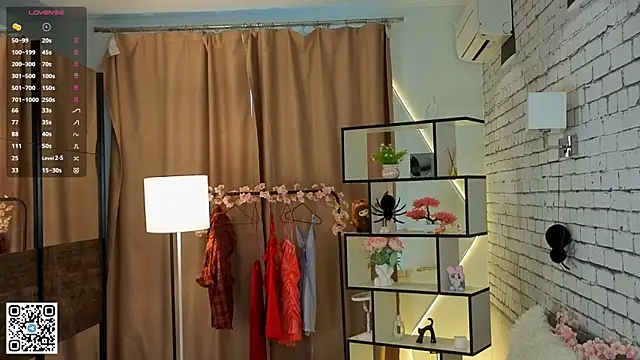 PetraHambelton online show from October 31, 2025, 5:15 am