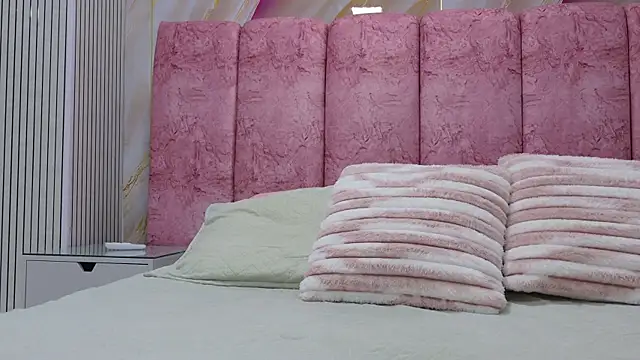 emmacurvy online show from March 29, 2026, 3:19 am