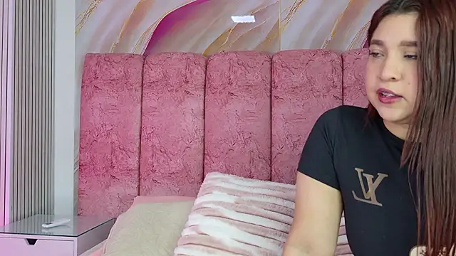 Snapshot of emmacurvy chatting on February 18, 2026, 3:15 am emmacurvy online show from February 18, 2026, 3:15 am