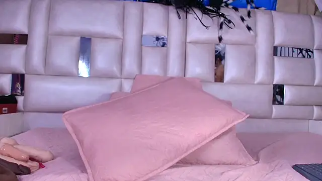 emmacurvy online show from October 26, 2025, 3:07 am