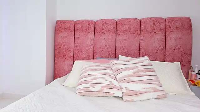 emmacurvy online show from November 8, 2025, 3:10 am