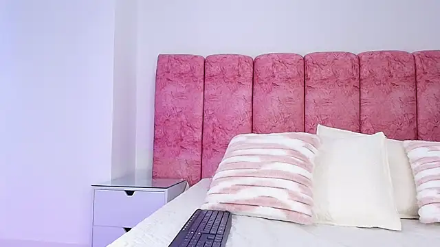 emmacurvy online show from November 14, 2025, 3:10 am