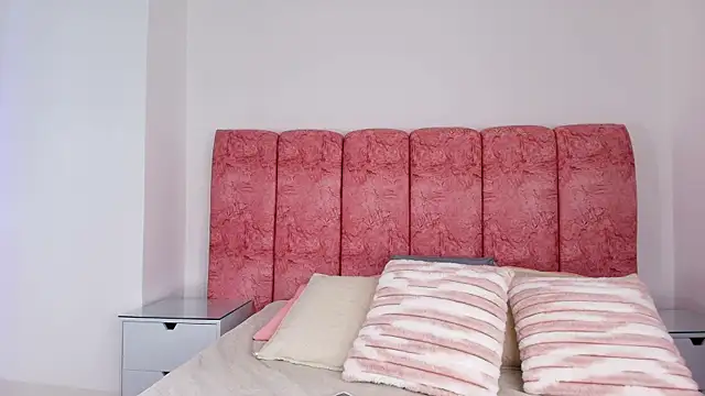 emmacurvy online show from December 17, 2025, 3:11 am