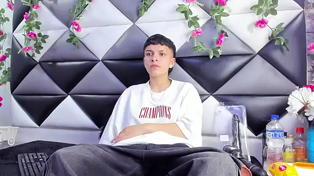 Megan Thompson  online show from November 20, 2025, 2:34 am