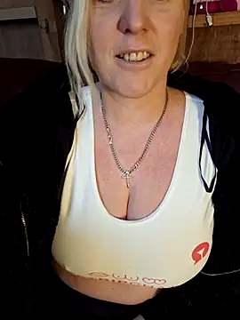 Snapshot of Bouncy-Bella28X chatting on November 26, 2025, 8:36 am Bouncy-Bella28X online show from November 26, 2025, 8:36 am