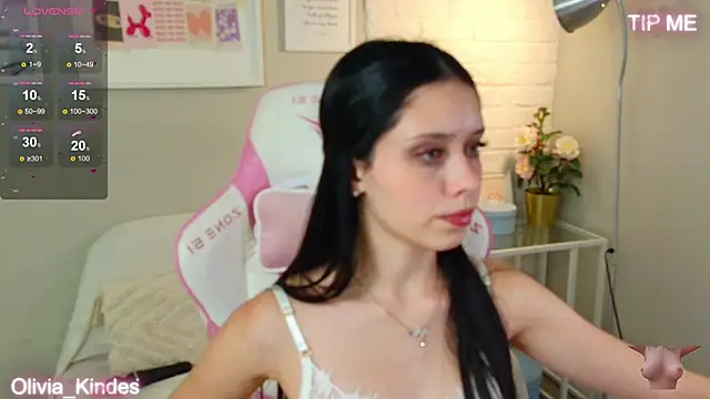 Snapshot of Olivia_Kindes chatting on October 8, 2025, 5:02 pm Olivia Kindes online show from October 8, 2025, 5:02 pm