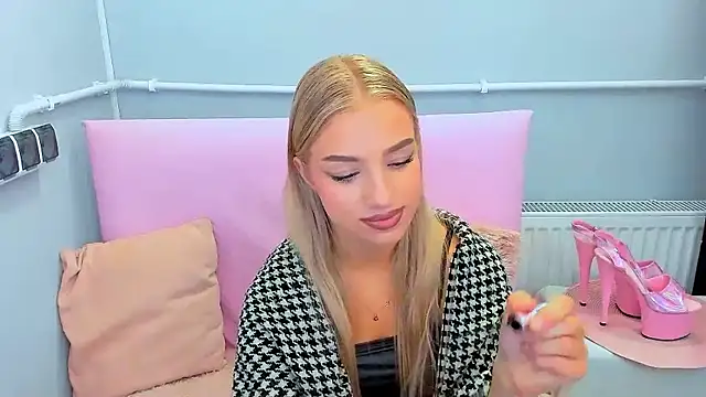 EvetteRose online show from September 17, 2025, 3:14 pm