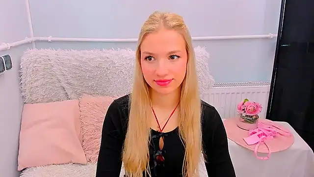 EvetteRose online show from April 13, 2026, 8:24 pm