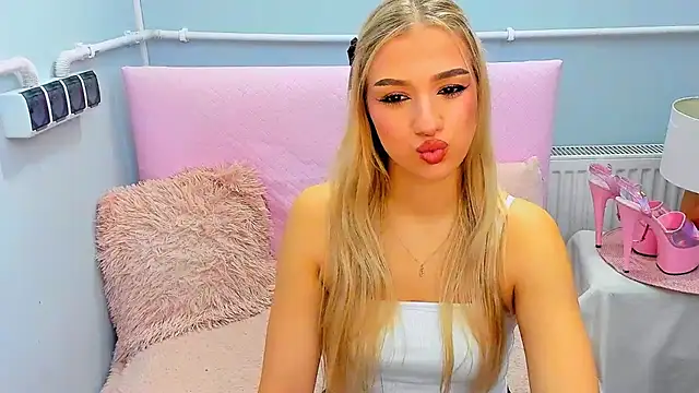 EvetteRose online show from October 10, 2025, 5:47 pm