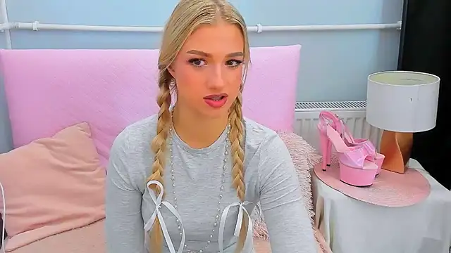 EvetteRose online show from October 14, 2025, 3:23 pm