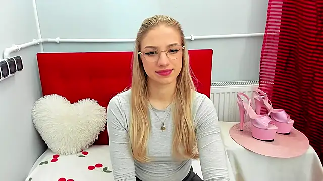 Snapshot of EvetteRose chatting on April 28, 2026, 2:32 pm EvetteRose online show from April 28, 2026, 2:32 pm
