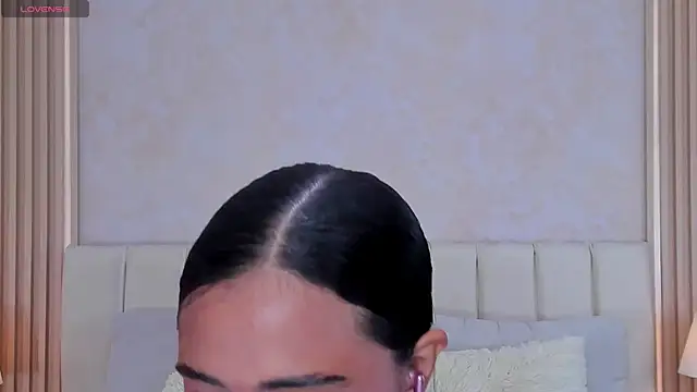 ZOEBARLOWE online show from November 2, 2025, 6:13 pm