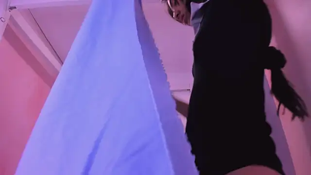 eimy skinny  online show from April 15, 2026, 2:21 pm