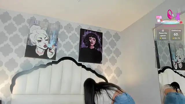 Snapshot of SarahMiler_ chatting on October 31, 2025, 7:43 pm SarahMiler online show from October 31, 2025, 7:43 pm