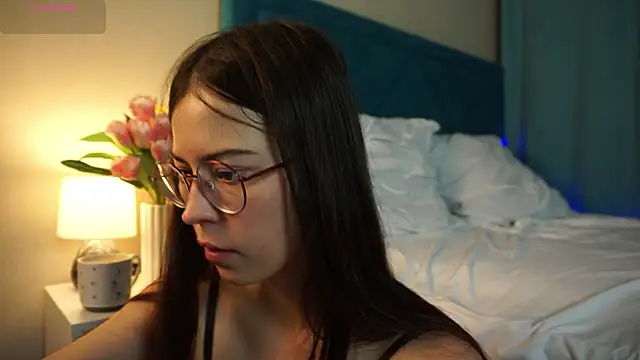 Snapshot of ywixos chatting on November 4, 2025, 2:43 pm ywixos online show from November 4, 2025, 2:43 pm