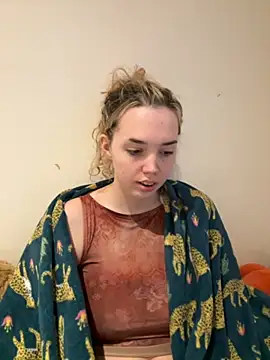 Snapshot of violetcutie chatting on October 15, 2025, 5:21 pm violetcutie online show from October 15, 2025, 5:21 pm