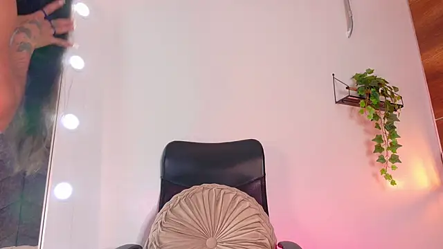 Snapshot of TiffValentinee_ chatting on October 20, 2025, 7:58 pm TiffValentinee online show from October 20, 2025, 7:58 pm