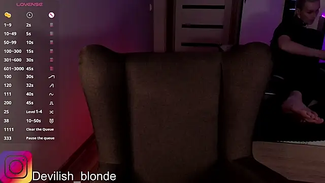 Snapshot of HitchcocianBlonde chatting on March 31, 2026, 5:26 pm HitchcocianBlonde online show from March 31, 2026, 5:26 pm