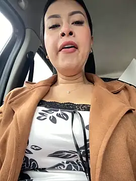 CrisMarulanda online show from November 13, 2025, 1:15 pm