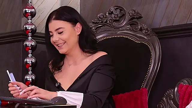 Snapshot of MistressEly chatting on June 4, 2026, 11:26 am MistressEly online show from June 4, 2026, 11:26 am