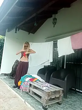 LunaNatural online show from December 4, 2025, 9:58 pm