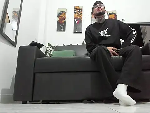 Snapshot of Latins_Boss chatting on June 24, 2026, 5:17 am Latins Boss online show from June 24, 2026, 5:17 am