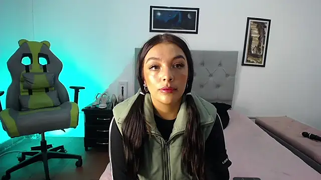 Esmeraldaa- online show from November 5, 2025, 3:31 am