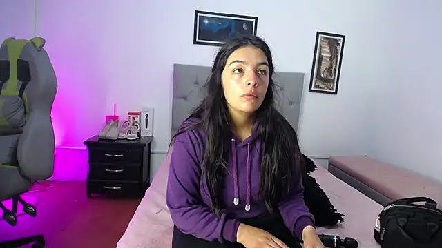 Esmeraldaa- online show from October 18, 2025, 4:58 am