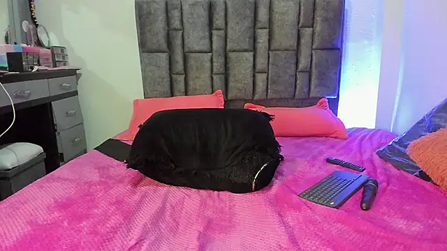 Esmeraldaa- online show from April 19, 2026, 6:10 pm