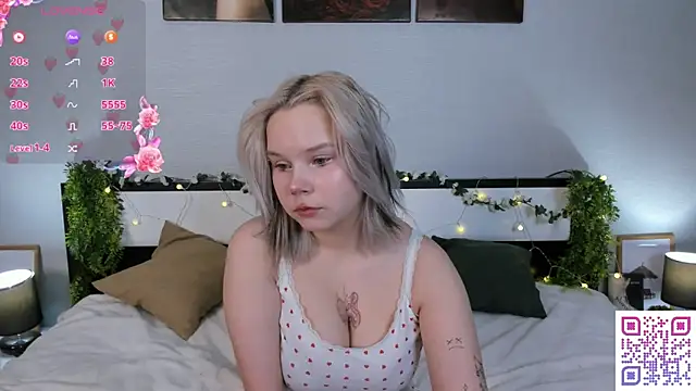 girlllsooft online show from December 17, 2025, 2:22 pm