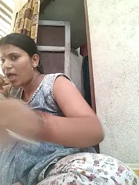 Snapshot of couple_71 chatting on May 27, 2026, 9:27 am couple 71 online show from May 27, 2026, 9:27 am