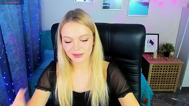 KatherineePierce online show from October 18, 2025, 5:04 pm